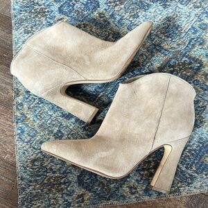 Marc Fisher 💚 Suede Ankle Boots